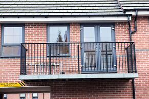 House, Sleeps 3 With Balcony and Parking