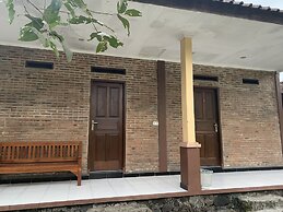 JOGLO GREEN HOUSE