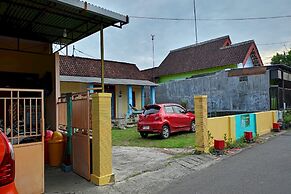 OYO Life 93712 Vanda Family