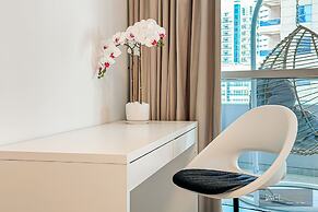 WelHome - Mesmerizing 1BR Apartment in Damac Waves A