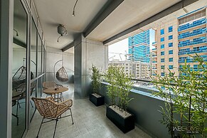 WelHome - Mesmerizing 1BR Apartment in Damac Waves A