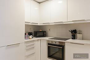 WelHome - Mesmerizing 1BR Apartment in Damac Waves A