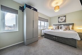 2 Bed House - Sleeps 4 - Garden - Parking - Wifi