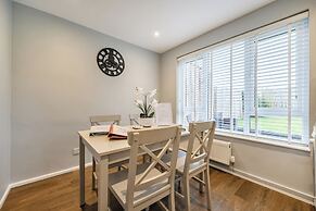 2 Bed House - Sleeps 4 - Garden - Parking - Wifi