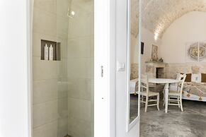 19 White Luxury Suite With Jacuzzi by Wonderful Italy