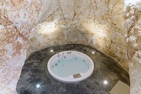 19 White Luxury Suite With Jacuzzi by Wonderful Italy