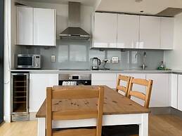 Stunning 3-bed, 3-bath Apartment in Southampton