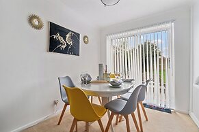 House - Sleeps 7 - Garden - Parking