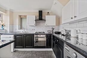 House - Sleeps 7 - Garden - Parking