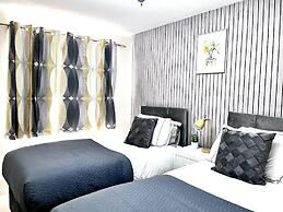 House - Sleeps 7 - Garden - Parking