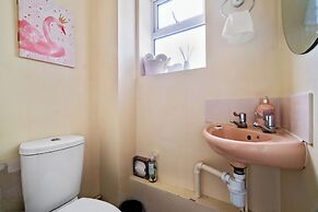 House - Sleeps 7 - Garden - Parking