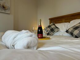 Romantic King Bed Countryside Couples Cabin