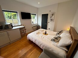 Romantic King Bed Countryside Couples Cabin