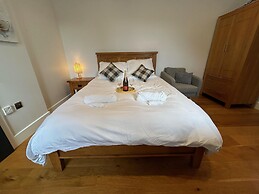 Romantic King Bed Countryside Couples Cabin
