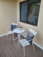 Seaview Paradise - Sleeps 3 - Pool - Parking