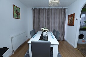 Beautiful 4-bed House in Erith