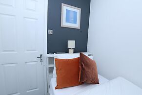 Beautiful 4-bed House in Erith