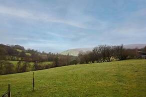 Host Stay Llewenau Draw Barn