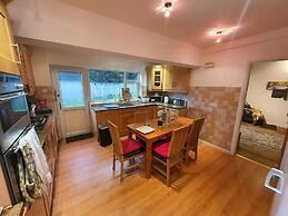 Detached 4-bed House in Leeds