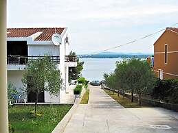 Apartment Serene Step From The Sea, Sleeps 5