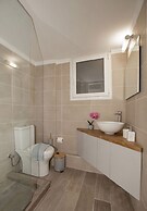 Waikiki Studio in the center by GHH