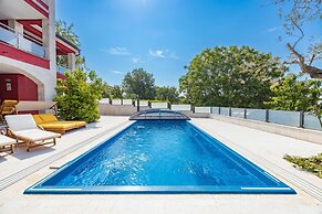 Apartment Ayni With Private Pool