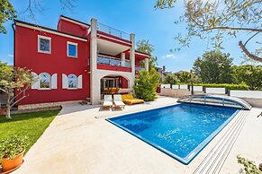 Apartment Ayni With Private Pool