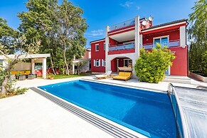Apartment Ayni With Private Pool