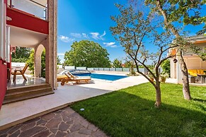 Apartment Ayni With Private Pool