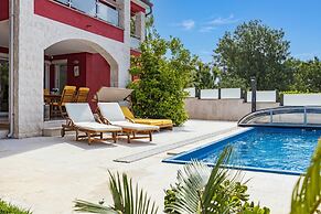 Apartment Ayni With Private Pool