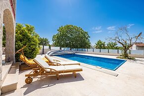 Apartment Ayni With Private Pool