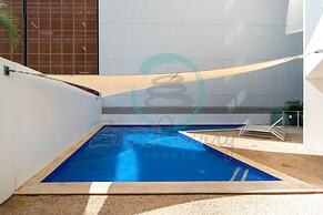 Seaside Glory City View Pool Workspace