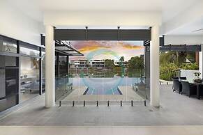 Zenlux Waterfront Mansion Infinity Pool Cinema