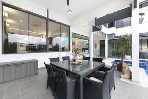 Zenlux Waterfront Mansion Infinity Pool Cinema