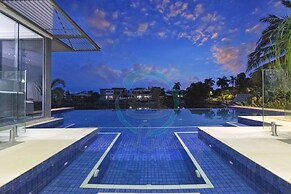 Zenlux Waterfront Mansion Infinity Pool Cinema