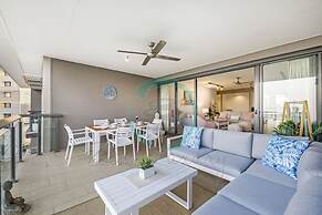 Peninsula Bliss Sea View Private Balcony Dining