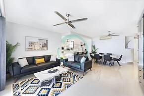 Zen Arkaba 3BR Luxury Waterfront Apt Pool BBQ