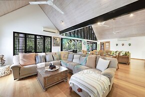 Zenlux Tropical Retreat Pool BBQ Golf Course