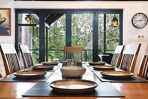 Zenlux Tropical Retreat Pool BBQ Golf Course