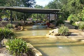 Zenlux Tropical Retreat Pool BBQ Golf Course