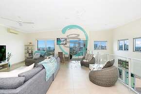 Pinnacle Penthouse Escape Panoramic Views Pool