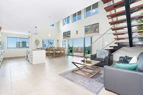 Pinnacle Penthouse Escape Panoramic Views Pool