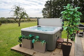 Deluxe 2 Bed Versace Hottub Skytv