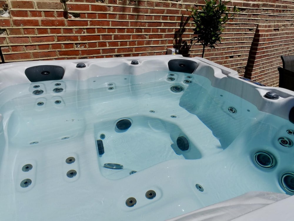 Executive Suite With Private Hot Tub Skytv