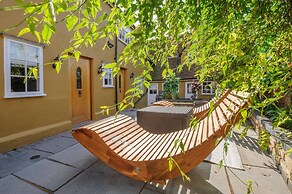 Executive Suite With Private Hot Tub Skytv