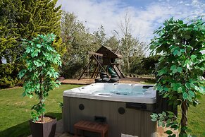 Deluxe 2/3 Bed Hottub Skytv