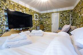 Deluxe 1 Bed Versace Hottub Skytv