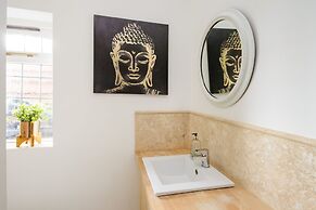 Deluxe 1 Bed Versace Hottub Skytv
