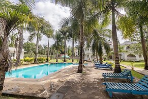 Lux Suites Royal Palm Studio Apartment