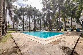 Lux Suites Royal Palm Studio Apartment